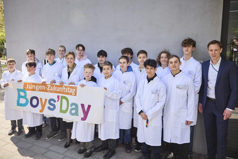 Boys'Day mit Jugendministerin Karin Prien. 18 Jungen erlebten den Boys'Day im Labor Berlin.