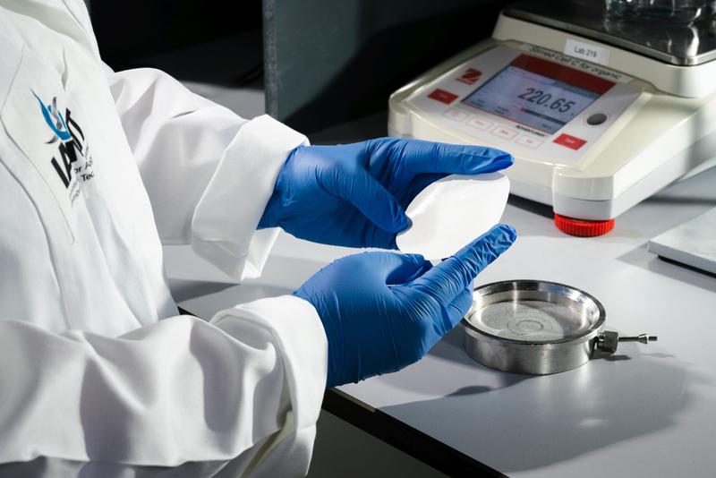 Forschende am IAMT arbeiten an innovativen Membranmaterialien, die Wasser hindurchlassen und Schadstoffe zurückhalten. Die Nanofiltration ist ein druckgetriebenes Verfahren, bei dem die Poren der Membranen nur wenige Nanometer messen. 