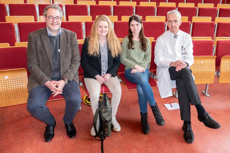 Medical students India Heilmann and Lina Rosenboom (2nd from right) shared their personal stories during the panel discussion with Prof. Dr. Christian Mühlfeld (left) and Prof. Dr. Frank Lammert (right).