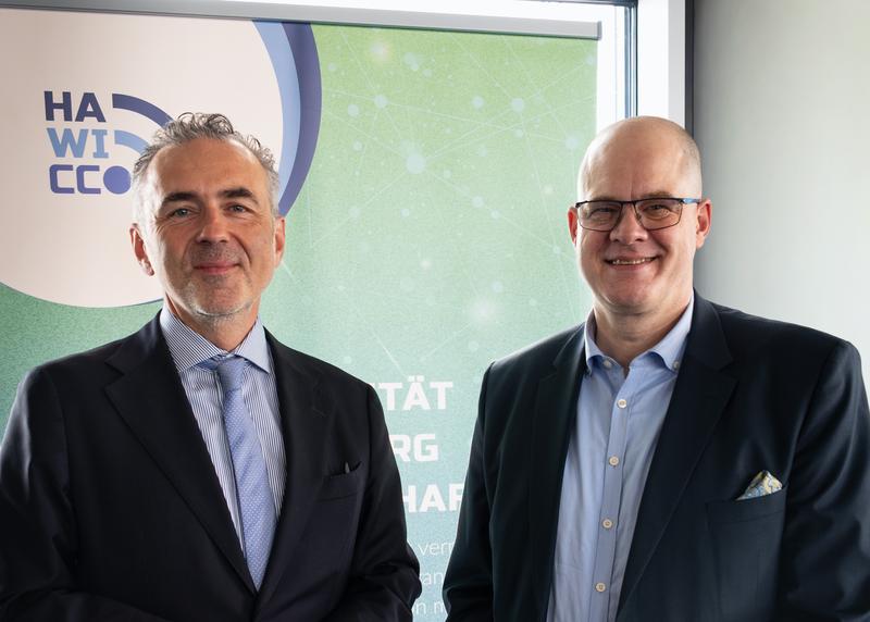 StS Thomas Jarzombek vom Bundesministerium für Digitalisierung und Staatsmodernisierung (BMDS) und Prof. Dr. Jörg Müller-Lietzkow, Präsident der HafenCity Universität und Projektleiter von FPOplus, freuen sich über den erfolgreichen Projektabschluss