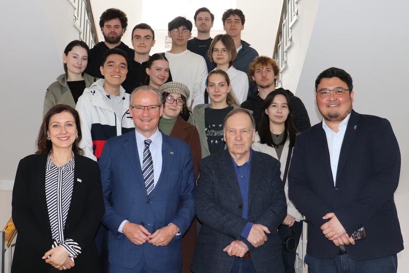 Besuch von Staatsminister Gunther Krichbaum (vorne, Zweiter von links) an der Deutsch-Kasachischen Universität in Almaty