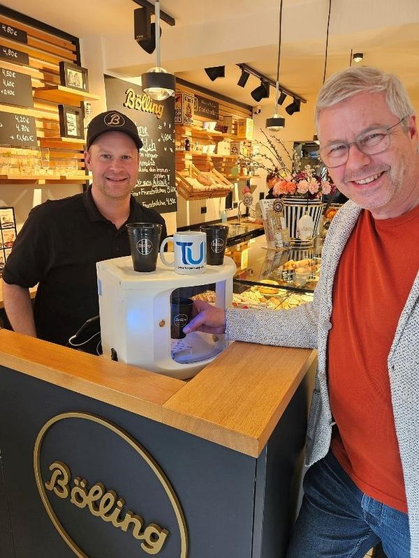 Jens Nientiedt (Inhaber Café & Bäckerei Bölling) und Michael Böhm (TUVAS GmbH) freuen sich über den innovativen und nachhaltigen Neuzugang im Café Bölling.