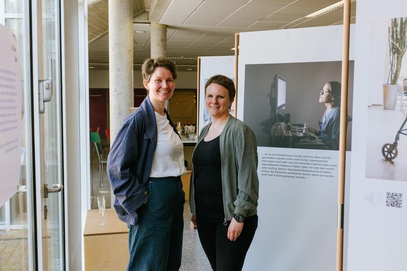 Patricia Kühfuss und Nina Fleischmann bei der Eröffnung der Ausstellung „In/Visible Care"