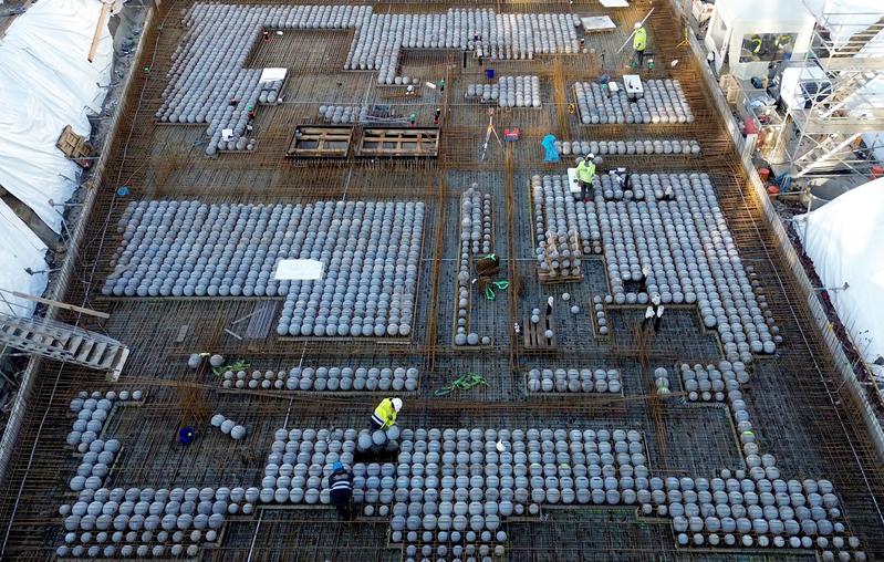 Blick von oben auf das entstehende Gradientenbeton-Fundament des IntCDC-Gebäudes: Gut zu erkennen: die Hohlkugeln.