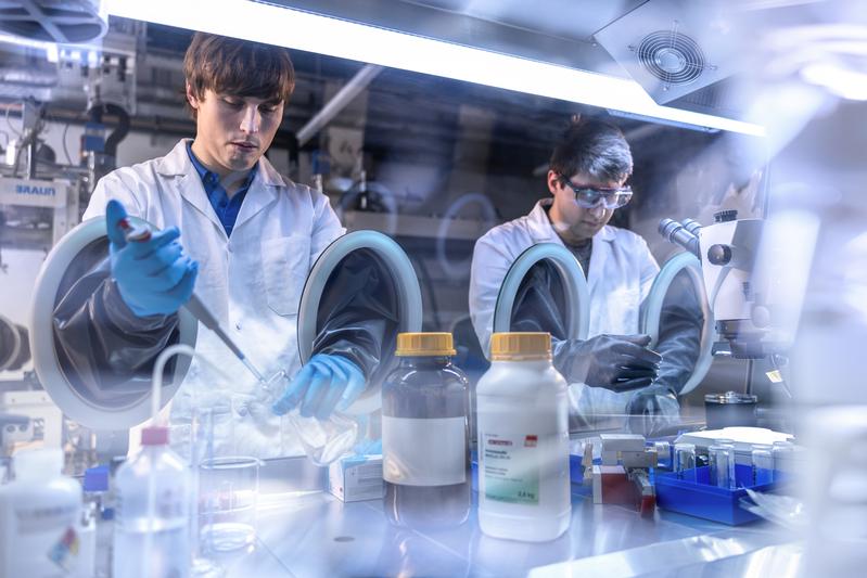 Verschiedene Disziplinen arbeiten in den Laboren Hand in Hand, um intelligente mikrointegrierte Sensoren und innovative Materialien für vielfältige Anwendungsfelder zu entwickeln und zu analysieren.