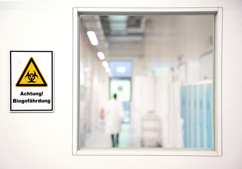 Hinter dieser Tür wird Zukunft erforscht: Blick in unseren Schutzstufenbereich