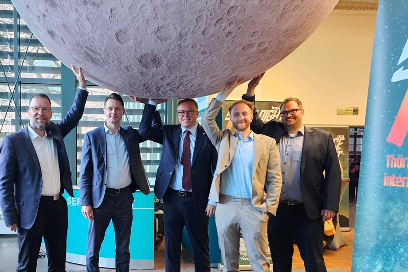 Jenas Oberbürgermeister Dr. Thomas Nitzsche, Landrat für den Saale-Holzland-Kreis Johann Waschnewski, Ministerpräsident des Freistaats Thüringen Mario Voigt sowie Jonas Quinque und Prof. Dr. Johannes Trabert von der EAH Jena (v. li.)
