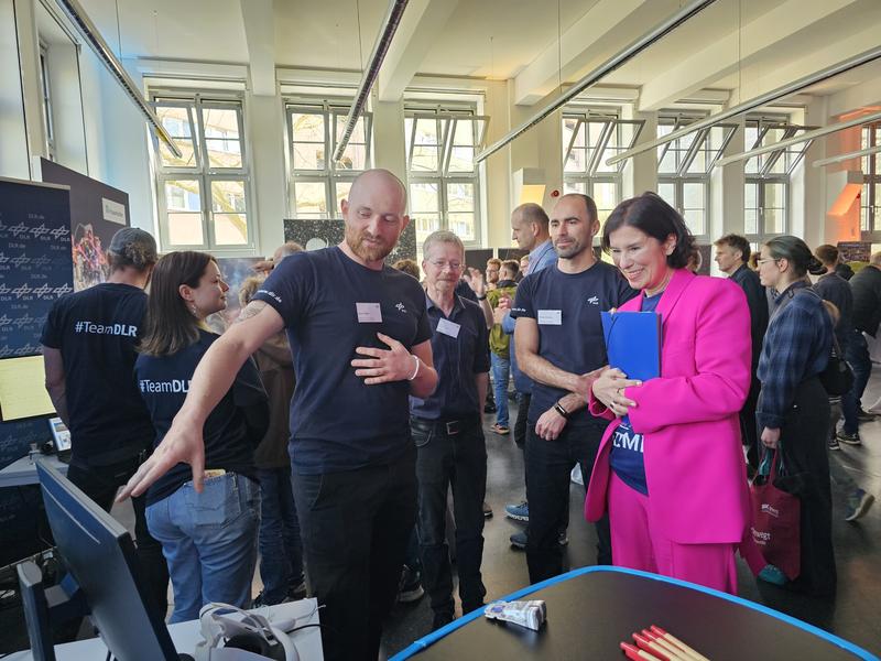 Thüringer Ministerin für Wirtschaft, Landwirtschaft und Ländlichen Raum Colette Boos-John bei ihrem Besuch der Space Night