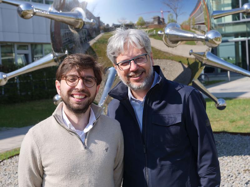 Prof. Dr. Luca Gattinoni and Gabriele Inchingolo (left)