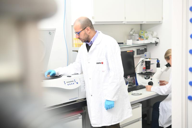 Empa-Forscher Giacomo Reina und sein Team entwickeln Nanozyme, die bei der Behandlung von Gehirntumoren die Heilungschancen verbessern soll. 