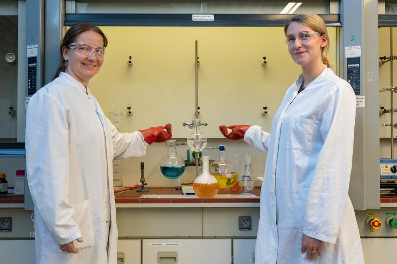 Mit Trockeneis blubbert und dampft die Lösung, gleichzeitig verändert ein pH-Indikator die Farbe: Josefine Schlemmer und Katharina Bauer bereiten Vorführ-Experimente für die Lange Nacht der Wissenschaften vor. 