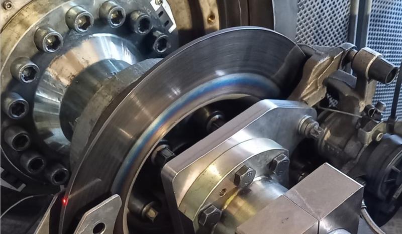 Bremsscheibe aus Edelstahl im Fading-Test: auch nach 15 Bremsungen keine nachlassende Verzögerung. 