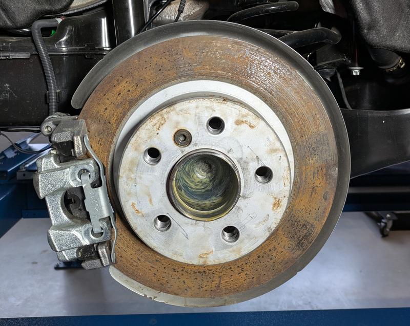Starker Rostansatz und mit Riefen: Grauguss-Bremsscheibe, die eine Hauptuntersuchung (»TÜV«) nicht mehr bestehen würde. Ein sicherer Weiterbetrieb des Fahrzeugs ist bei einem solchen Tragbild der Bremsscheibe nicht mehr möglich. 