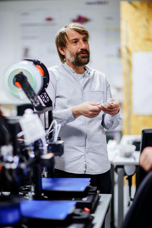 Prof. Ingo Reinhold mit einem Beispiel aus der 3D-Druck-Praxis.