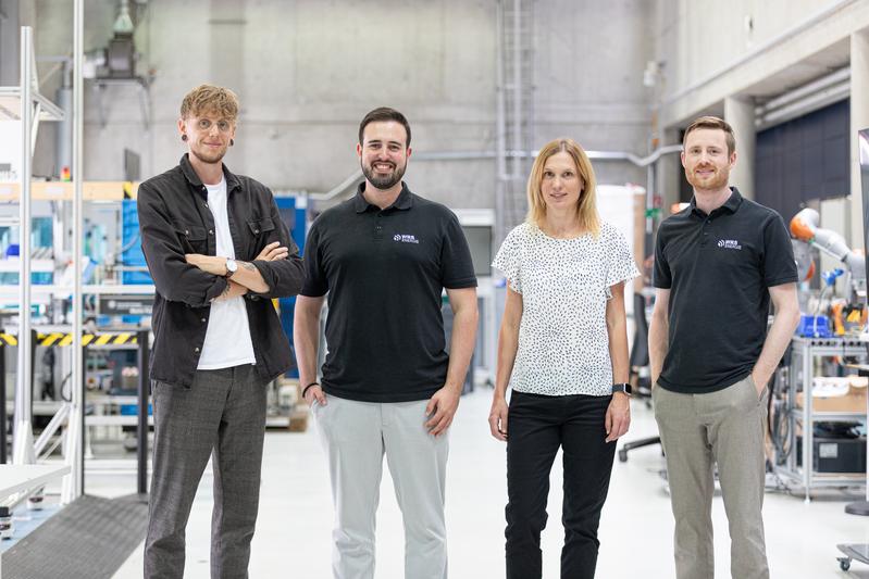 Gemeinsam bringen sie Intelligenz in die Drucklufttechnik: v.l.n.r.: Christian Wolf (EEP), Dominik Wahl (WRS), Anna Harmann (EEP) und Lennard Schwidurski (WRS). 