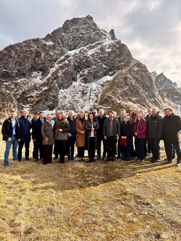 Delegation mit Bundesforschungsministerin Dorothee Bär und Mecklenburg-Vorpommerns Wissenschaftsministerin Bettina Martin und Forscherinnen und Forschern in Andøya.