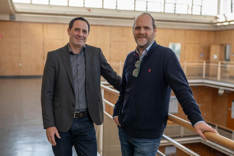 Prof. Dr. Jörg Jungwirth und Prof. Dr. Thorsten Stengel (v.l.) erforschen das Potential von recycelter Gesteinskörnung aus Abrissbauten für den 3D-Druck