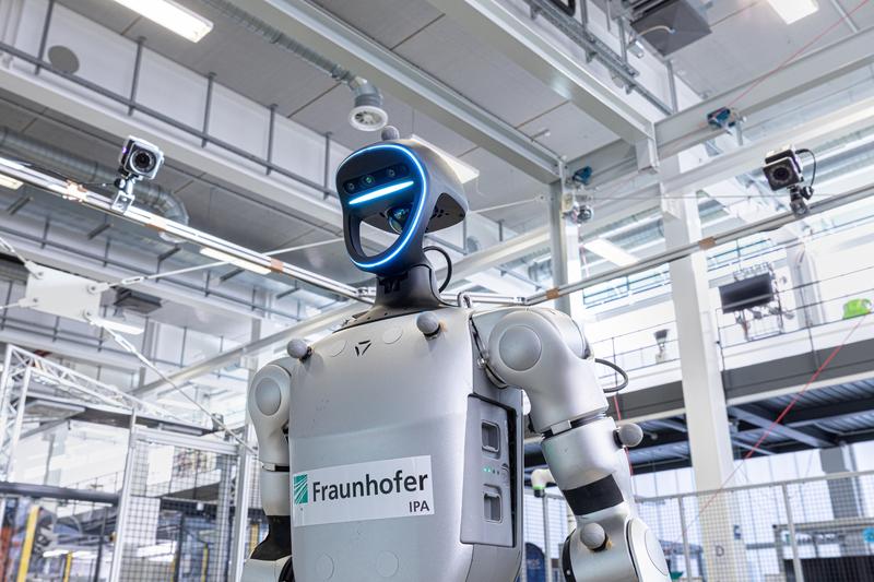 Das KI-Fortschrittszentrum beschäftigt sich mit der Anwendungsentwicklung für Humanoide Roboter und macht diese in der Praxis erlebbar.
