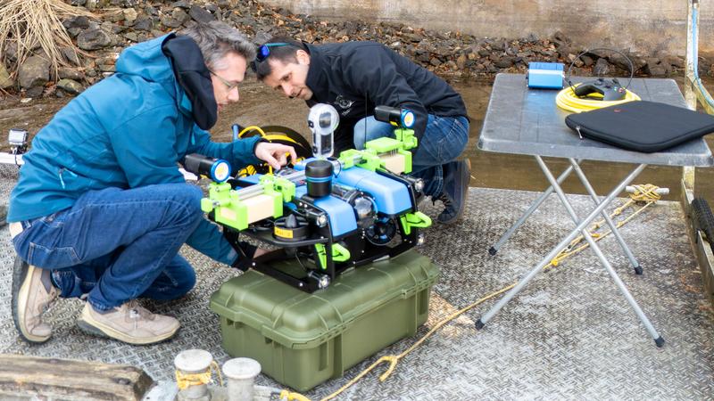 Gero Licht und Dr. Thomas Grab von der TU Bergakademie Freiberg machen den Tauchroboter startklar.
