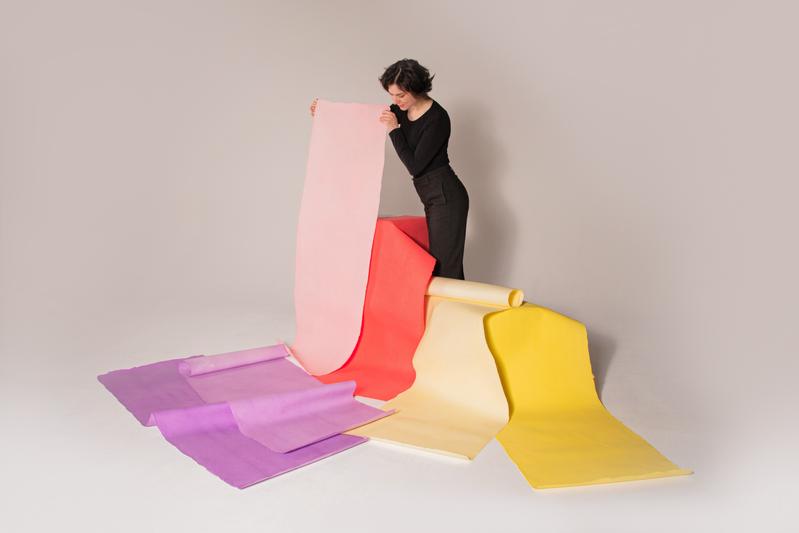 Marta Boniakivska mit Material aus alten Zellulosefasern, aus ihrer Master-Thesis Produktfotografie von