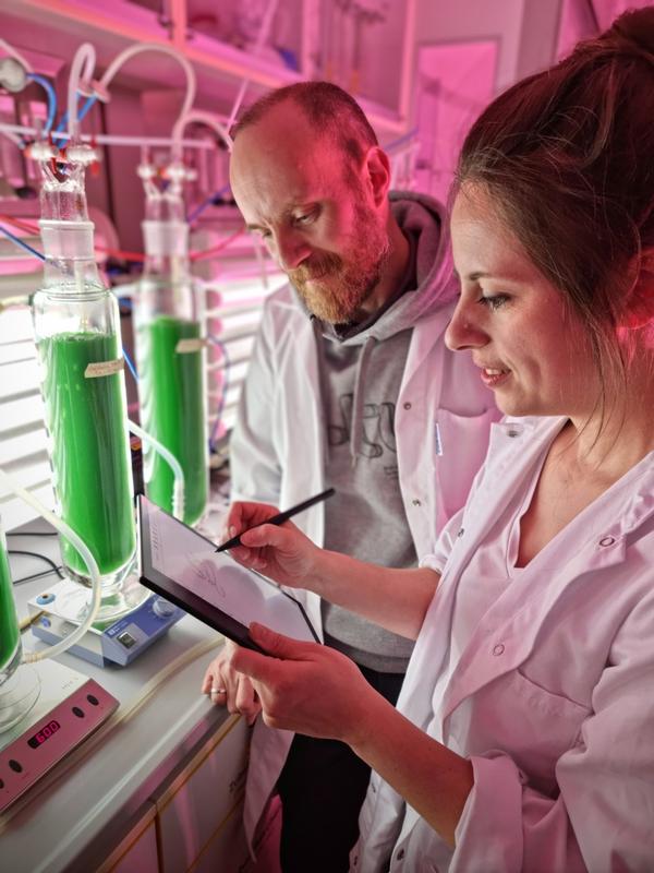 Ein weiterer Höhepunkt im BTU-Programm ist der Vortrag von Dr. Steffen Braune - hier im Labor mit Dr. Susanne Köhler - "Wie das Cyanobakterium Spirulina helfen kann, gesund zu bleiben und den Klimawandel zu bekämpfen."