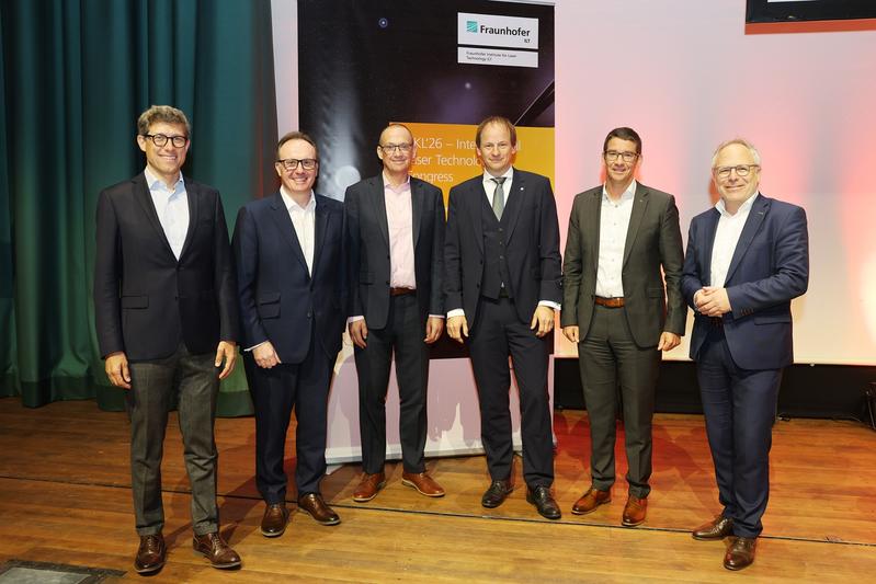 Diskutanten der Podiumsdiskussion »High Power and High Energy Lasers – Quo Va-dis?«. V.l.n.r.: Damien Buet, Christopher Dorman, Trevor D. Ness, Constantin Häfner, Hagen Zimer, Jochen Stollenwerk. 