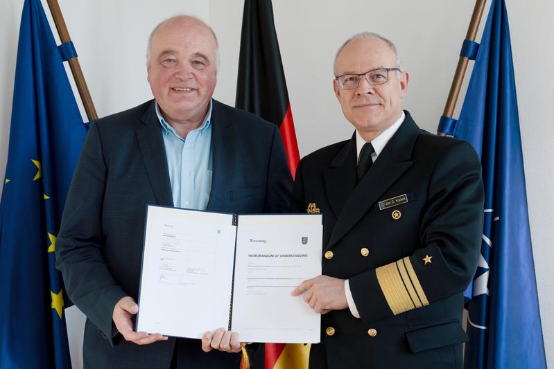 Strengthening cooperation in the face of complex challenges in the maritime operational domain: Professor Peter Martini, Director of the Fraunhofer FKIE, and Vice Admiral Jan Christian Kaack, Inspector General of the Navy.