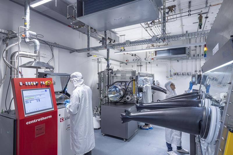 For the manufacturing process of perovskite-silicon tandem solar cells, Fraunhofer ISE focuses on the so-called “hybrid route,” a combination of vacuum and wet chemical processes.  
