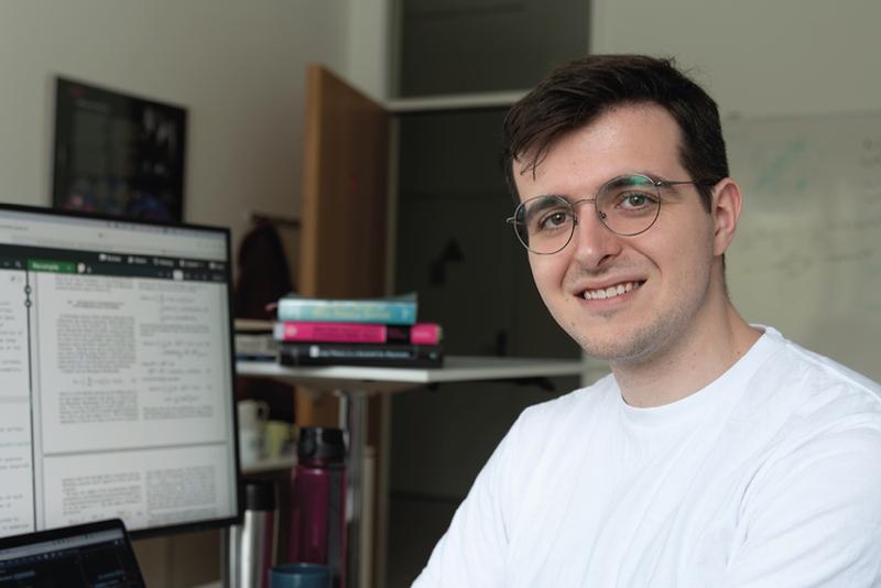 Anton Montag, Doktorand in der Forschungsgruppe von Dr. Flore Kunst ›Nicht-Hermitesche topologische Phänomene‹ am Max-Planck-Institut für die Physik des Lichts, Erlangen