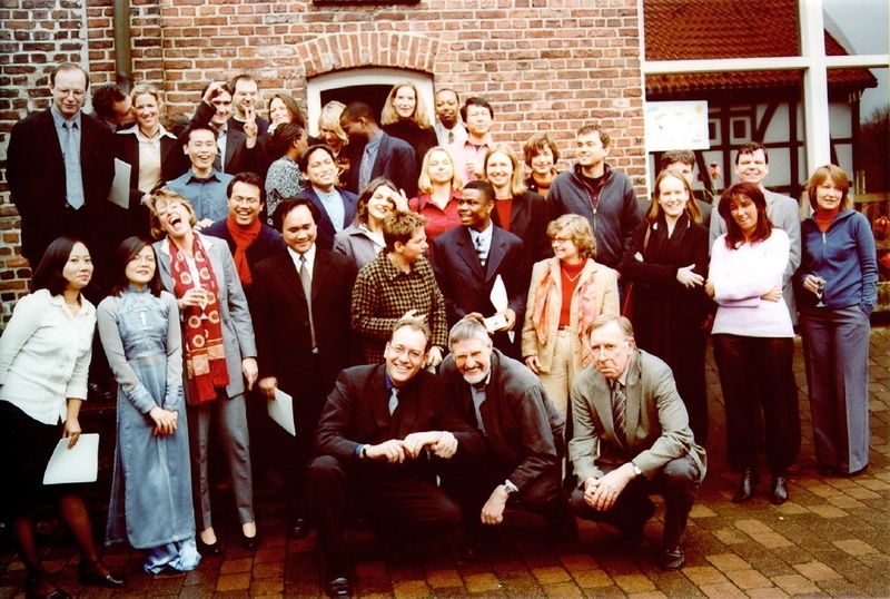 Gruppenbild mit knienden Dozenten: Der erste Jahrgang des MA-Studiengangs Development Management