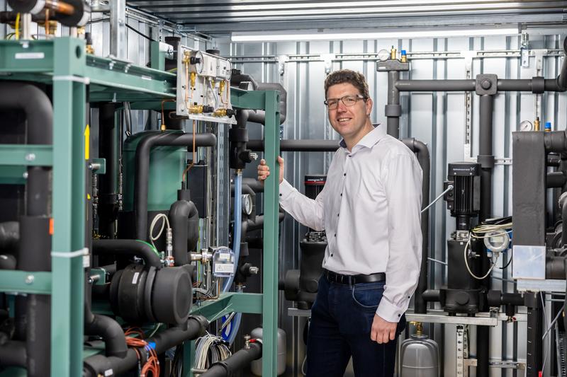 Prof. Simon Klink vor einer Versuchs-Wärmepumpe. 