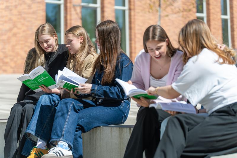 Studierende schätzen unter anderem die gute Betreuung durch Lehrende an der TU Bergakademie Freiberg sowie die moderne Universitätsbibliothek..