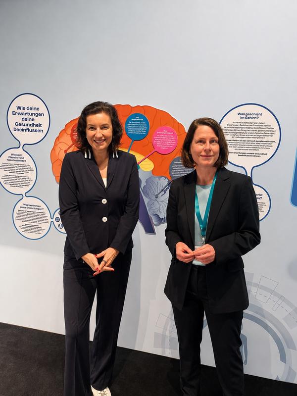 Dorothee Bär, Bundesministerin für Forschung, Technologie und Raumfahrt, lässt sich von Prof. Ulrike Bingel von der Universitätsmedizin Essen die körpereigene Apotheke erklären 