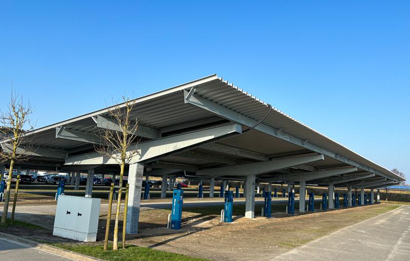 Ist keine Fähre im Hafen, können Gäste ihre Elektrofahrzeuge über die eigene PV-Anlage der Reederei laden 