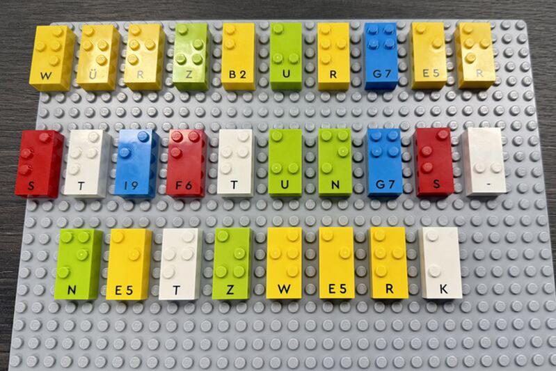 Die mit Braille-Zeichen versehenen Legosteine stehen für die jeweiligen Buchstaben in Blindenschrift 