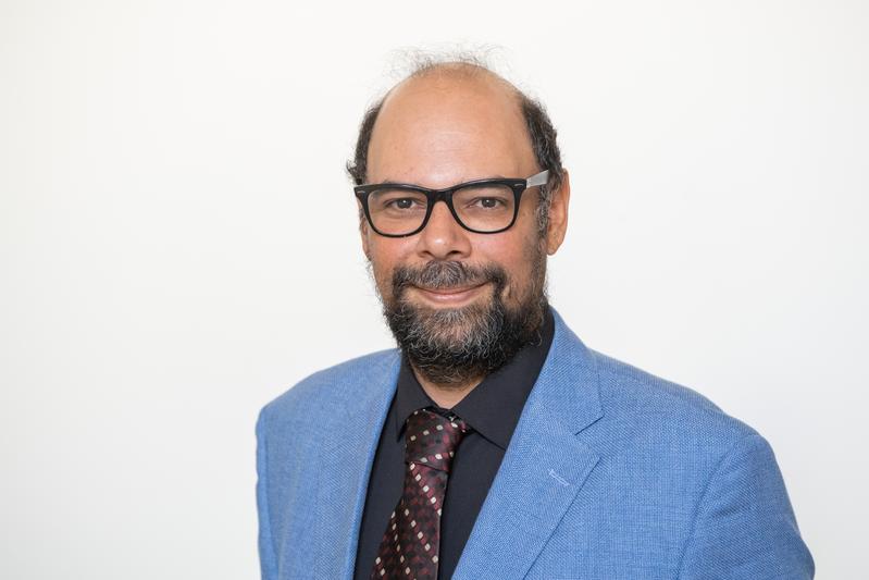 Der Strukturbiologe Panagiotis Kastritis von der MLU bringt seine Expertise in ein Projekt zu organischen Polymermaterialien ein.