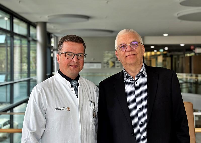 20 Jahre Robotische Chirurgie in der Urologie - Prof. Christian Thomas (l.) und Patient Gerd Grötzschel.