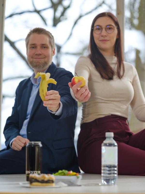 Depression drückt die Vorfreude, nicht den Genuss: Prof. Nils Kroemer (li) und Corinna Schulz (re) untersuchen Belohnungsverarbeitung bei Depressionen in Bezug auf Essen.