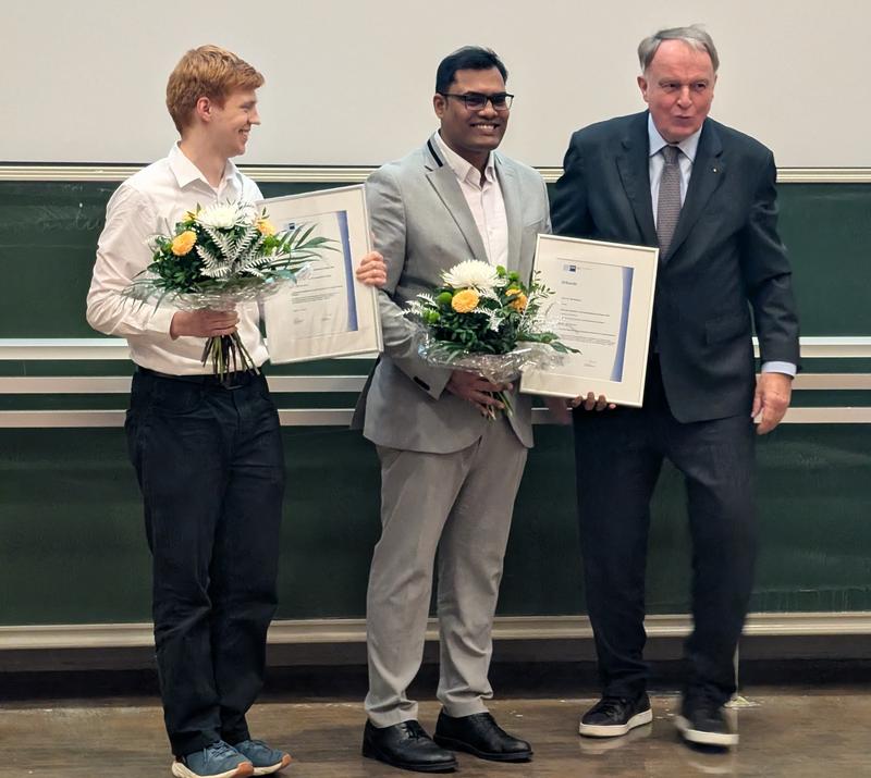 Dr. Md Shajalal (center) from Bangladesh completed his doctorate with the highest grade and was awarded the prize for the best dissertation in 2025 by the Siegen Chamber of Industry and Commerce (IHK).