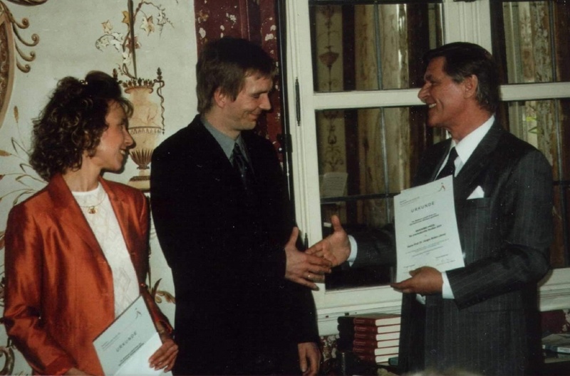 Dr. Rüdiger Puf (r.) von der DaimlerChrysler AG (sie stiftete den Preis) überreicht Prof. Jürgen Bolten den Preis für Interkulturelle Studien. Links im Bild Co-Preisträgerin Dr. Karin Ikas von der Uni Würzburg. - Foto: Uni Jena