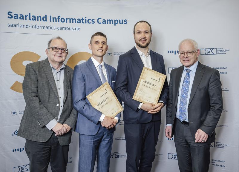 Julian Schmidli (3.v.li.) und Pascal Albisser (2.v.li.) nahmen für ihr Team vom Schweizer Radio und Fernsehen (SRF) den Hauptpreis in der Kategorie „Video & Multimedia" von Minister Jürgen Barke (re.) entgegen. Die Laudatio hielt Peter Welchering.