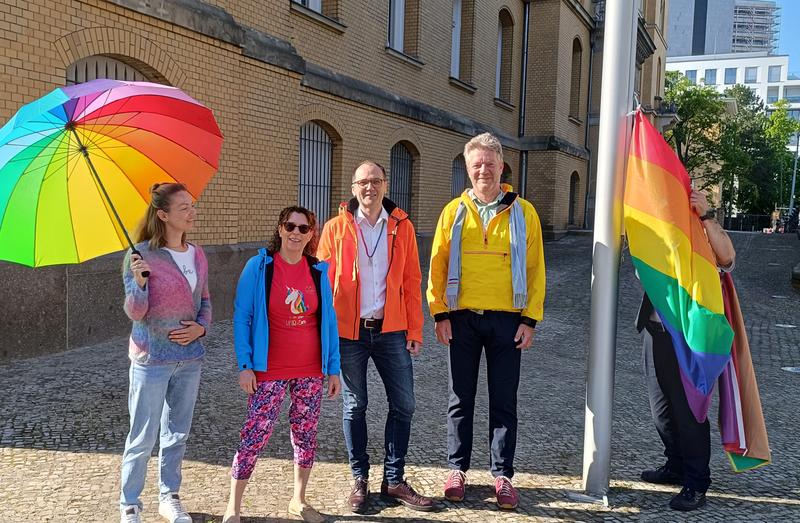 Auch am PTB-Standort Berlin-Charlottenburg wird anlässlich des Diversity Days die Regenbogenfahne gehisst, um Chancengleichheit und Vielfalt zu feiern. 