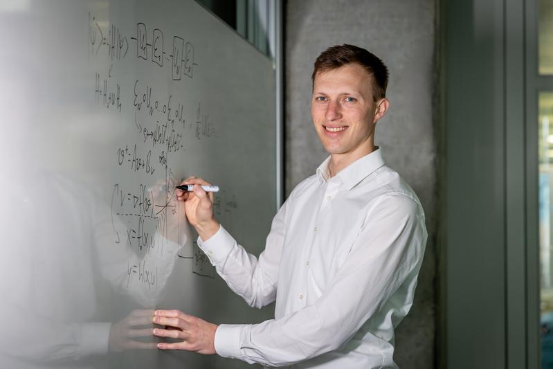Julian Berberich will mit Hilfe mathematischer Methoden der Regelungstechnik die Fehleranfälligkeit von Quantencomputern reduzieren.
