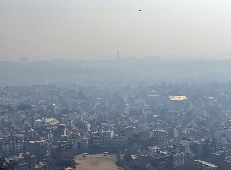 Smog über Kathmandu, Nepal. Die Millionenmetropole in einem Talkessel des Himalayas gilt als eine der Städte mit der größten Luftverschmutzung weltweit. 