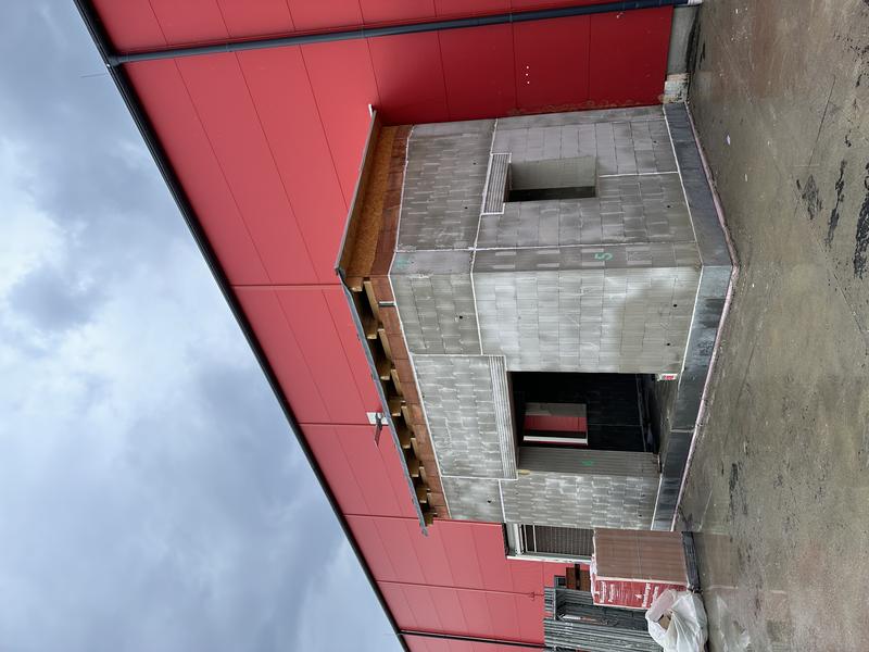 Das neu aufgebaute Gebäude nach einer erfolgten Demontage. Die Wände sind nach wie vor in gutem Zustand. 