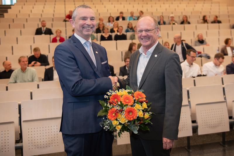 Gratulation: Uni-Präsident Prof. Dr. Michael Weber (rechts) gratuliert seinem Nachfolger Prof. Dr. Michael Kühl zur Wahl