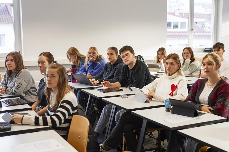 Studierende in einer Vorlesung: Das duale Studium verbindet wissenschaftlich fundierte Lehre mit praxisnaher Ausbildung im Gesundheitswesen