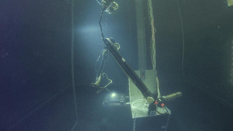 Der Roboter bei der autonomen Schweißung einer Kehlnaht unter Wasser. / The robot performing autonomous welding of a fillet weld underwater.