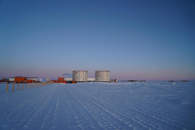 Die Concordia-Station ist 950 Kilometer von der nächsten Küste, 1 670 Kilometer vom Südpol und 560 Kilometer von der nächstgelegenen Station entfernt. Der antarktische Winter dauert von Mitte Februar bis Mitte November. 