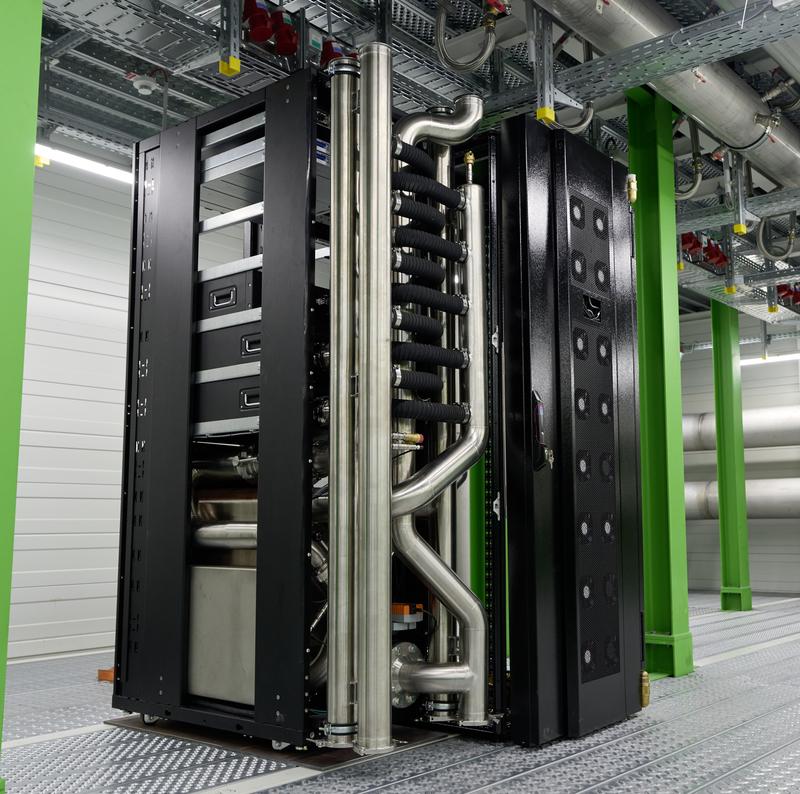 KI-System mit Direct Liquid Cooling im GSI-Höchstleistungsrechenzentrum Green IT Cube